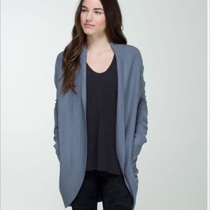 Lululemon Transformation Wrap - adjustable length, pockets, thumb holes sz 4